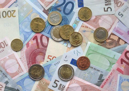 Tracking Currency Exchange Rates to Save Money on Foreign Travel