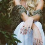 Practical guide, matching jewelry for a chic and trendy evening