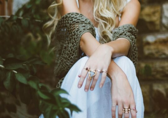 Practical guide, matching jewelry for a chic and trendy evening