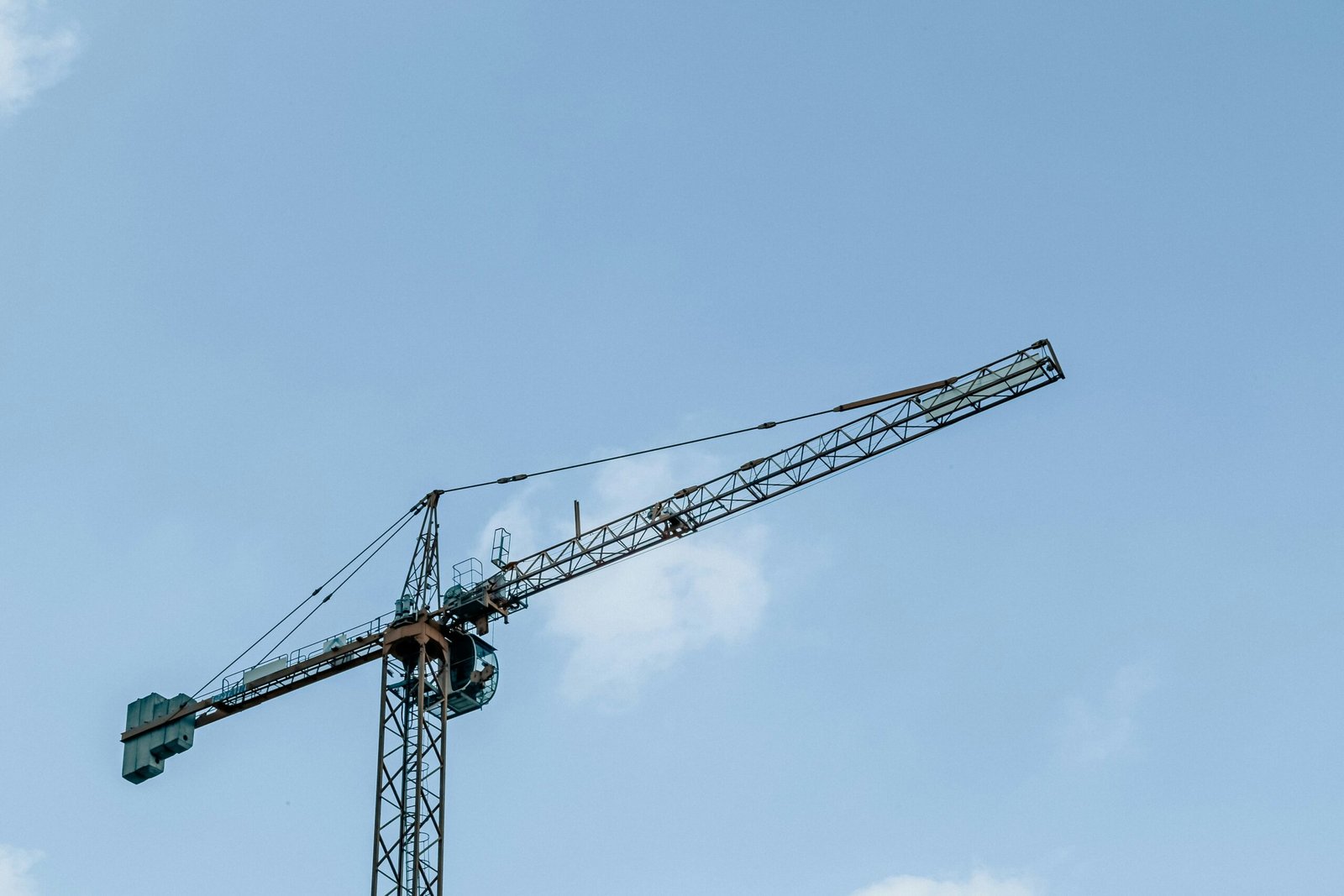 Innovative Approaches to Cell Tower Installation and Removal Using Cranes