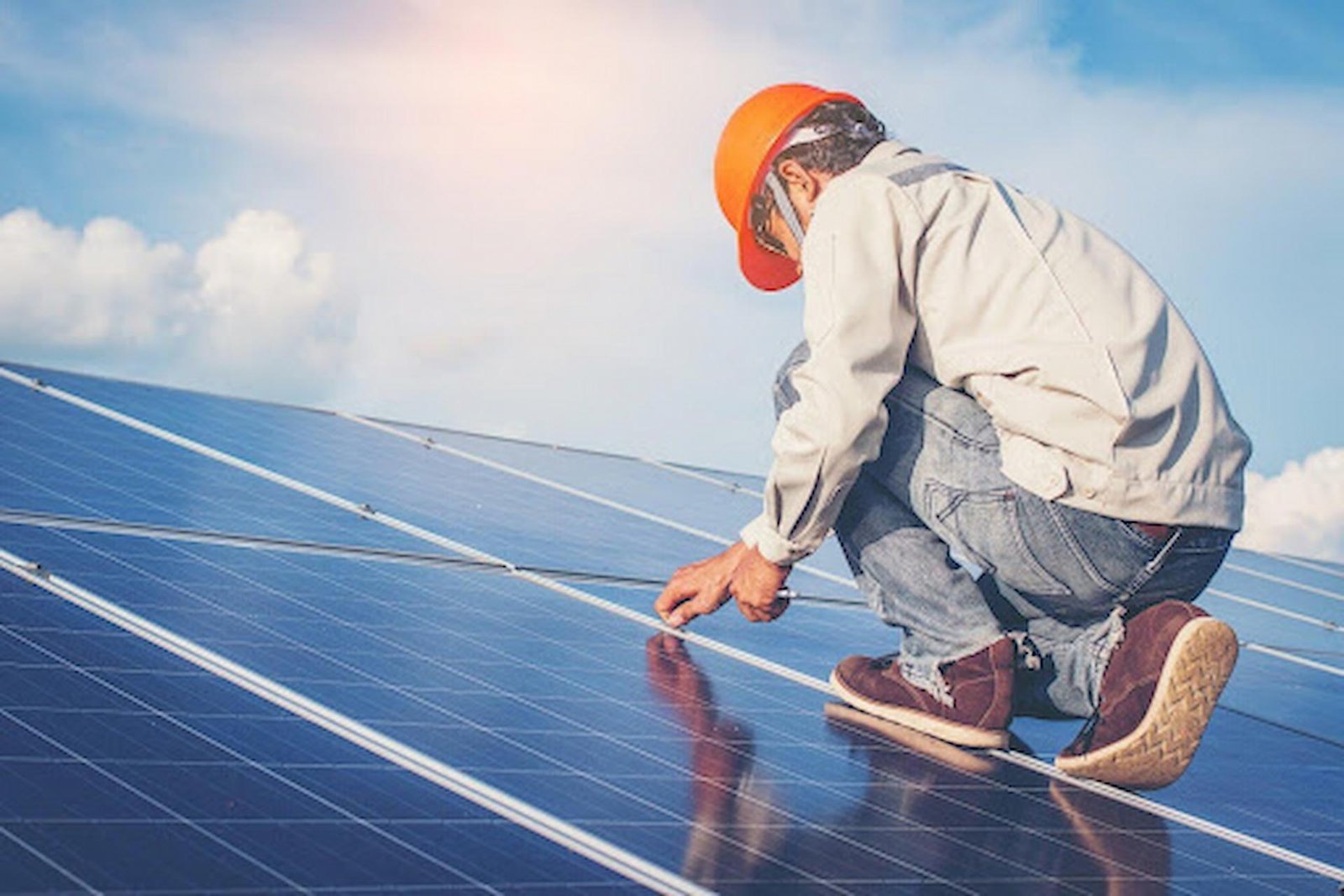 Understanding Solar Roofing: Benefits & Considerations for Homeowners