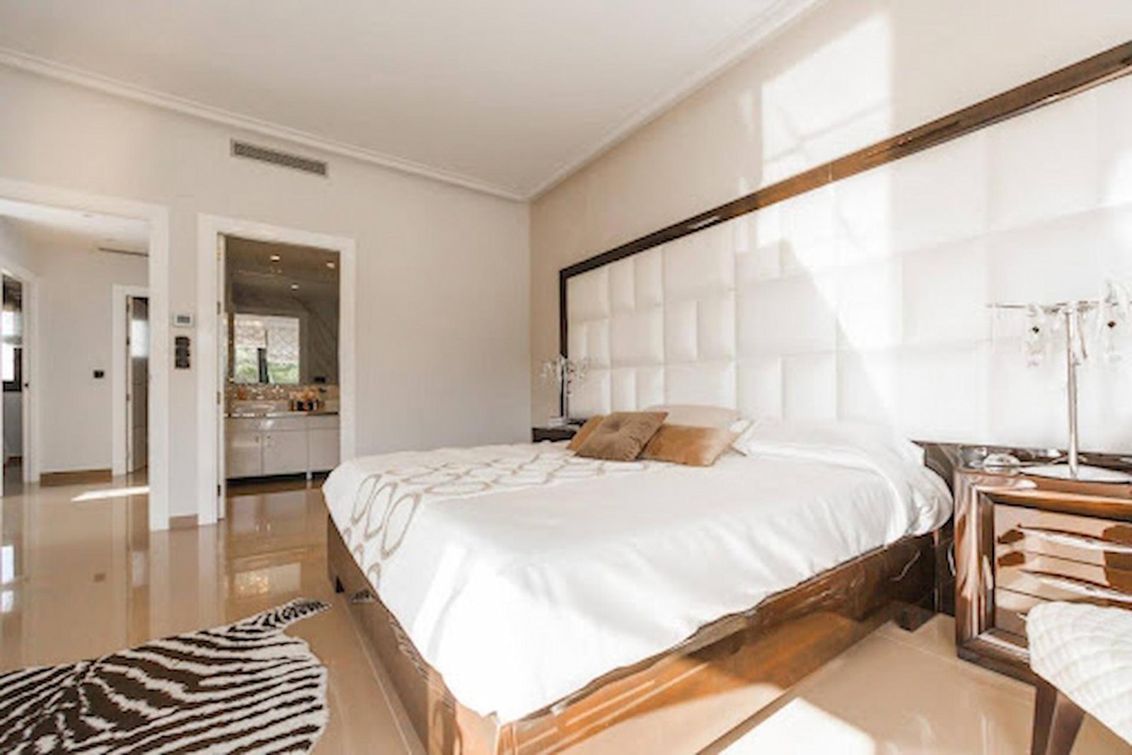 Sophisticated Living Starts in a Luxury Apartment