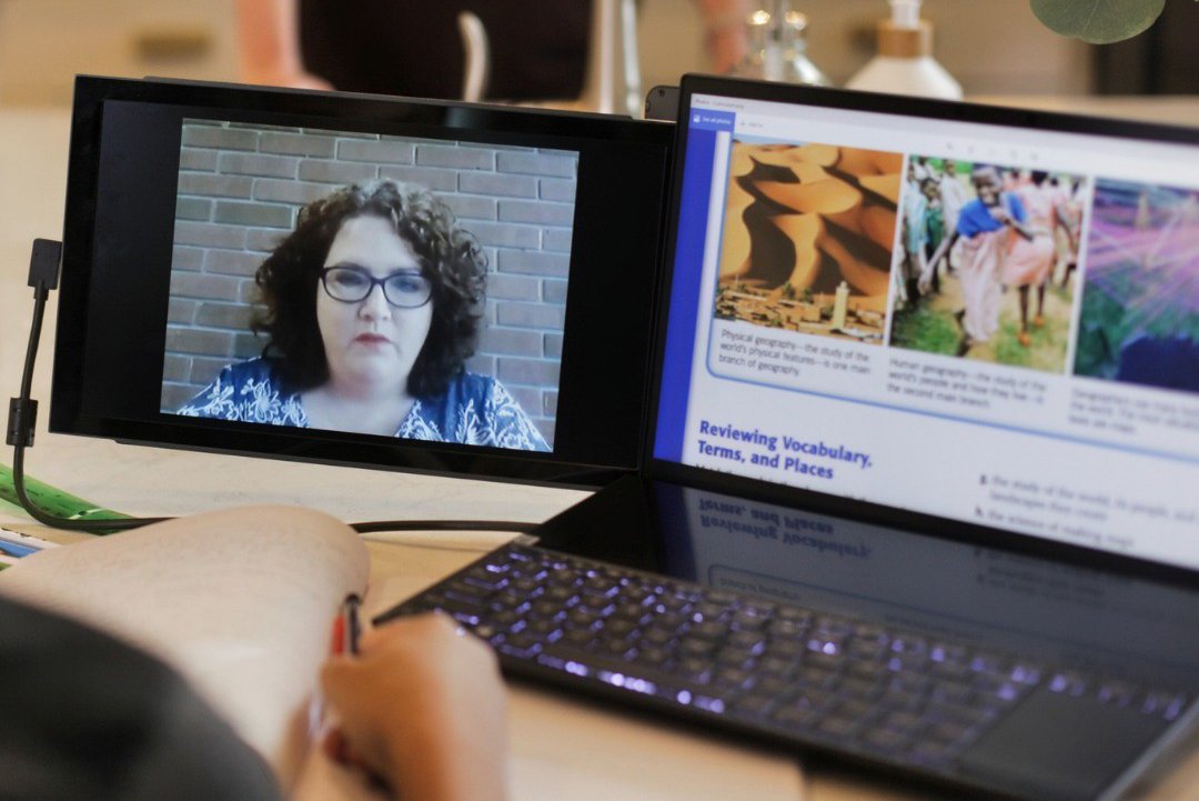 Top Features to Look for in a Portable Monitor for Business Use