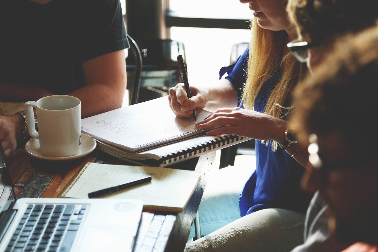 Practical Ways to Build a Stronger Competitive Edge in Crowded Markets