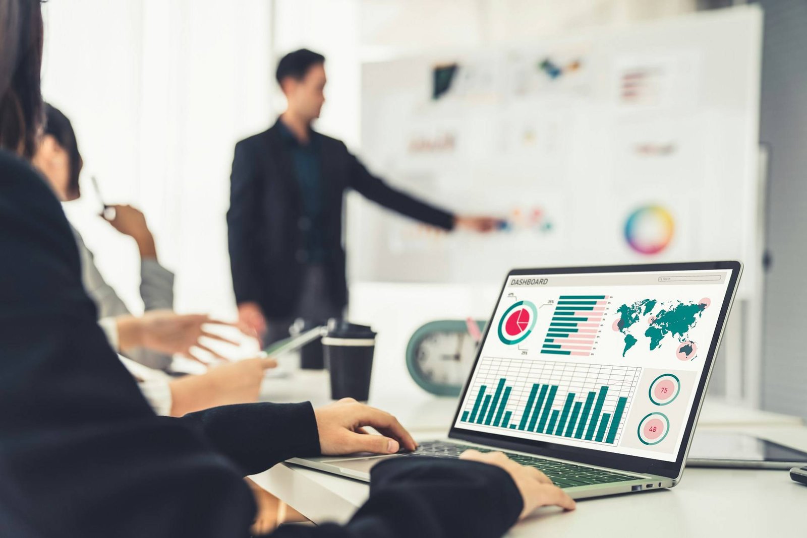Harnessing Data-Driven Marketing: How Analytics and AI Transform Business Strategy