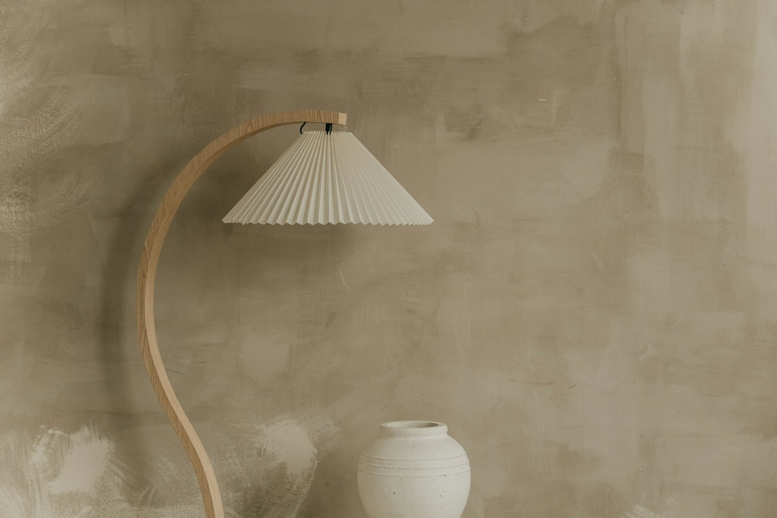 Which Arc Floor Lamp Style Is Best for Your Space in 2026?