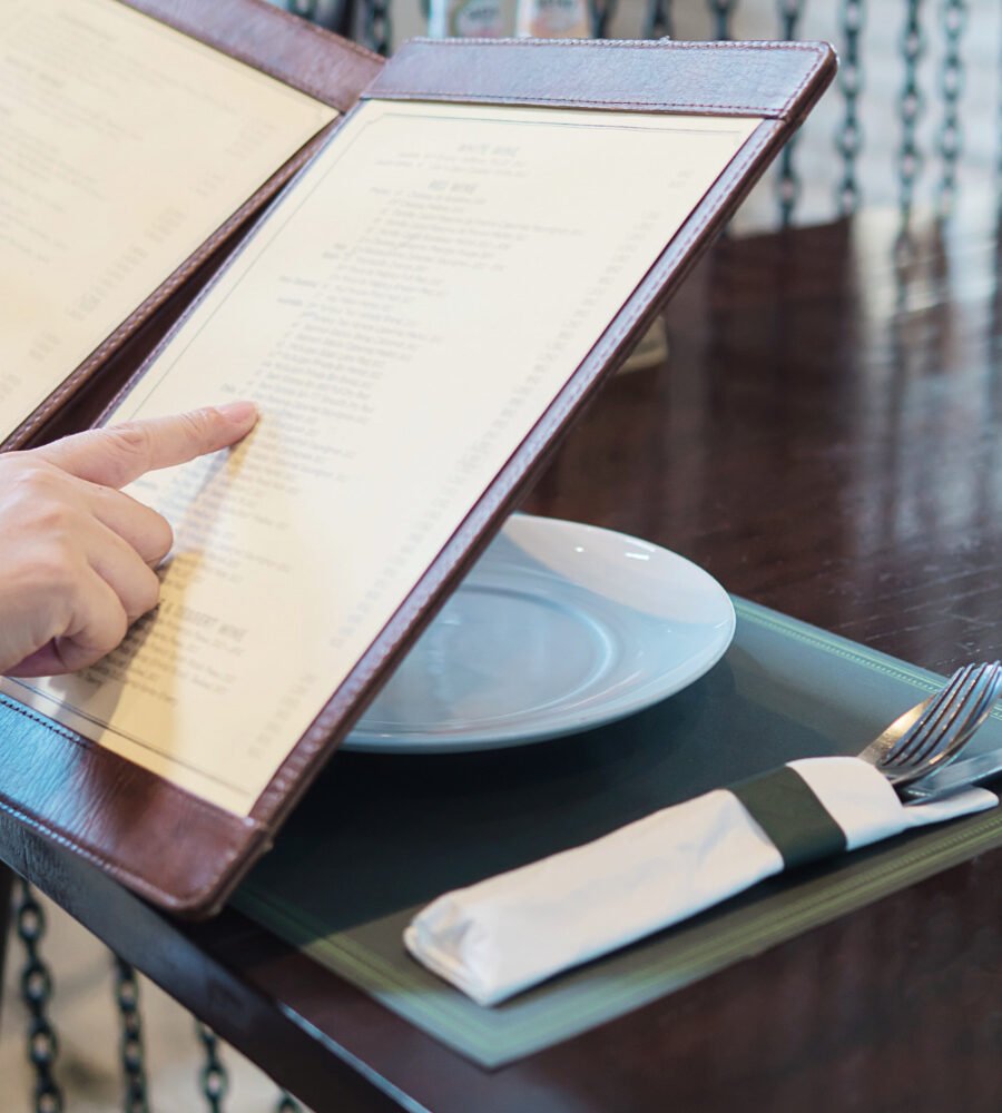 How to Choose Durable Menu Materials for a Busy Restaurant