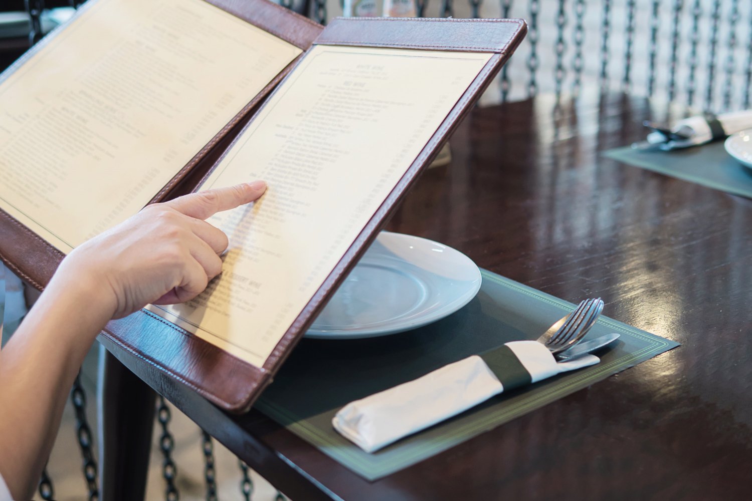 How to Choose Durable Menu Materials for a Busy Restaurant